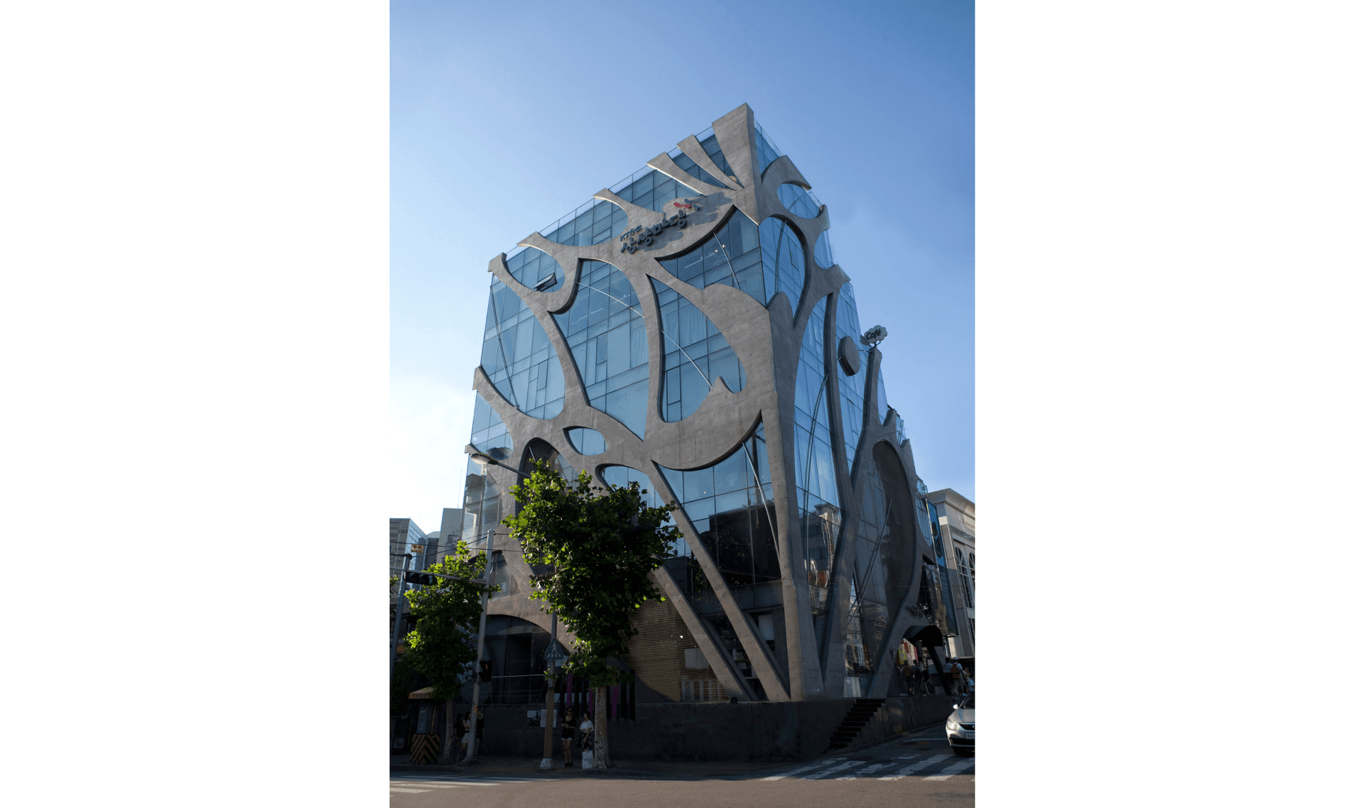 사진은 KT&G 상상마당 홍대 전경.
