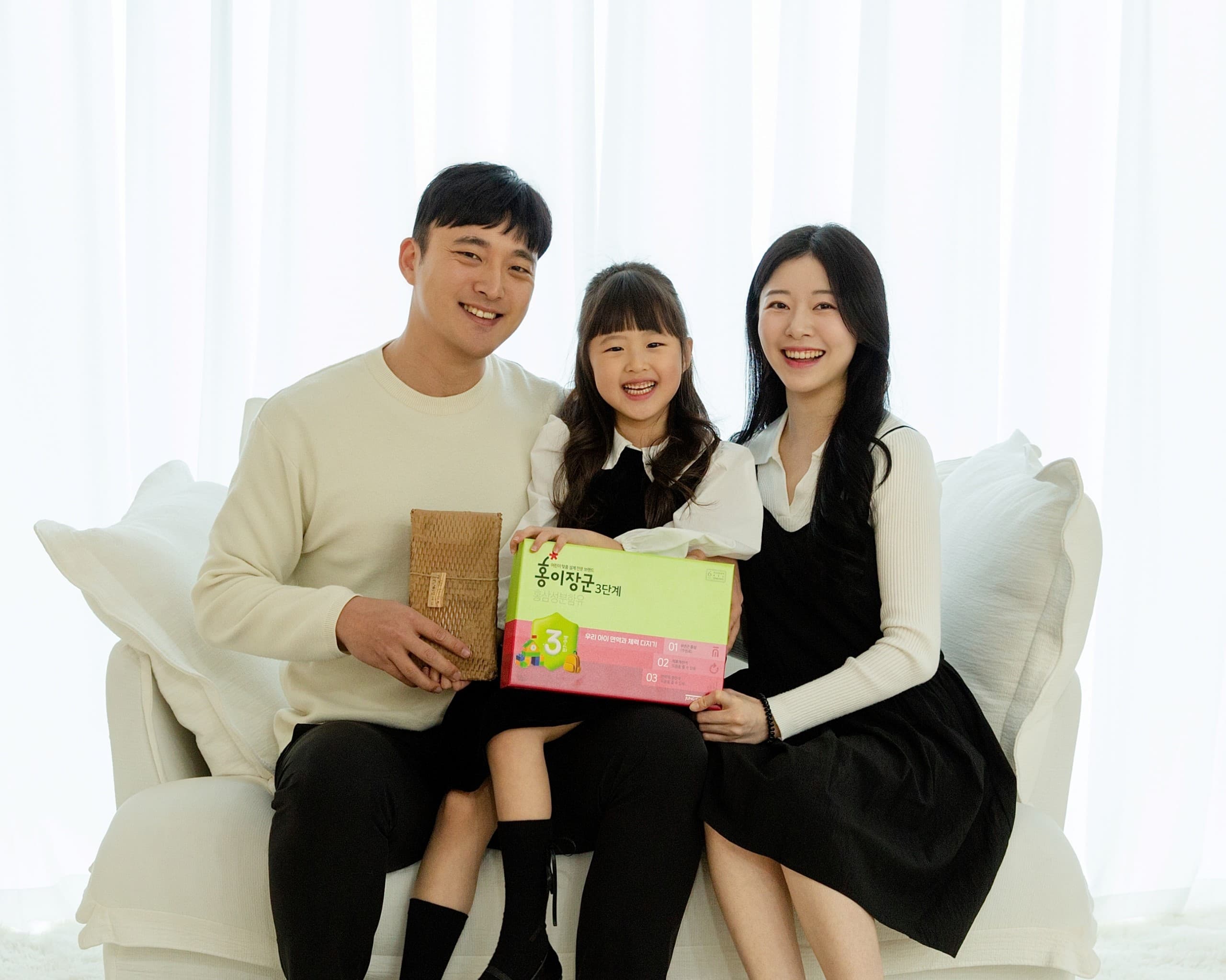 사진은 올해 초등학교에 입학하는 자녀를 둔 KT&G 임직원 가족이 축하선물을 전달받은 뒤 기념촬영을 하고 있는 모습