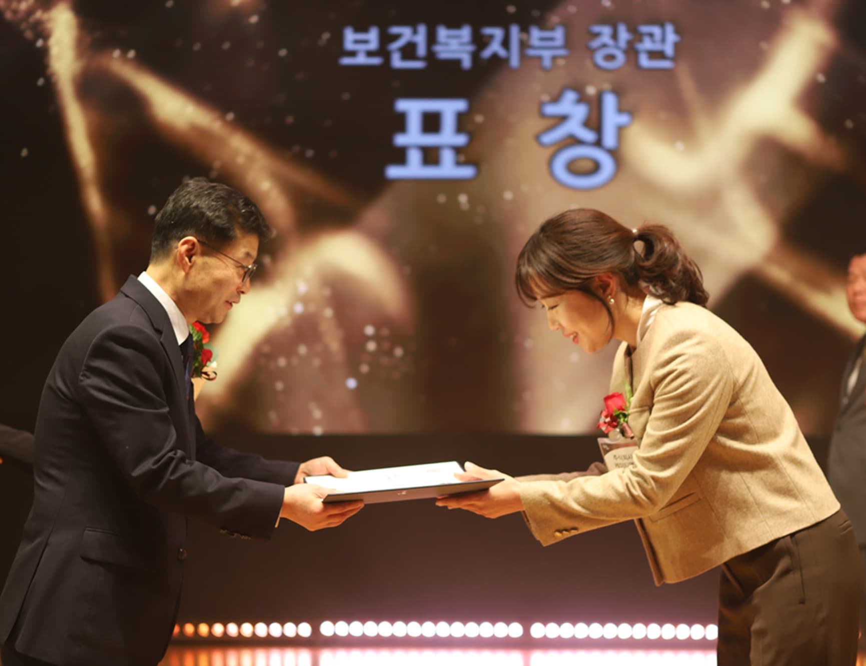 사진은 경아영 KT&G 사회공헌부장(오른쪽)이 ‘제14회 대한민국 나눔국민대상’ 시상식에서 보건복지부 장관상을 수여받는 모습.