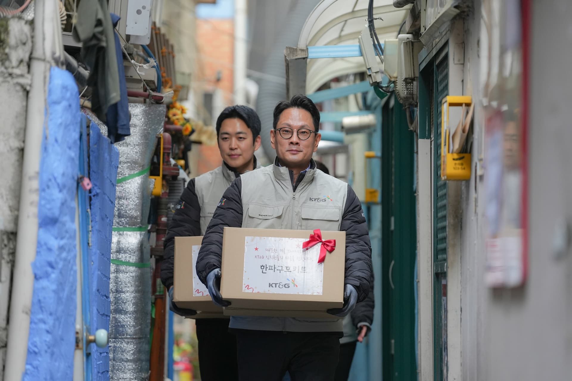 사진은 지난 15일 기후위기 취약계층을 위한 한파구호키트 나눔 봉사활동에서 방경만 KT&G 사장(가운데)과 임직원들이 기념사진 촬영을 하고 있는 모습.
