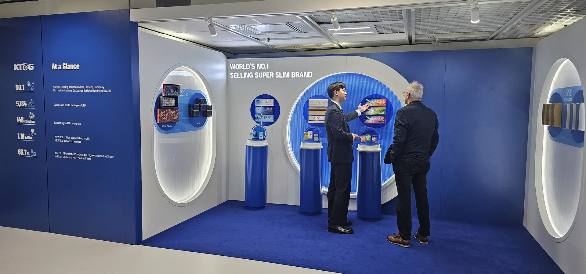 사진은 ‘2025 TFWA World’ KT&G 직원들이 부스를 방문한 면세업계 관계자에게 설명하는 모습