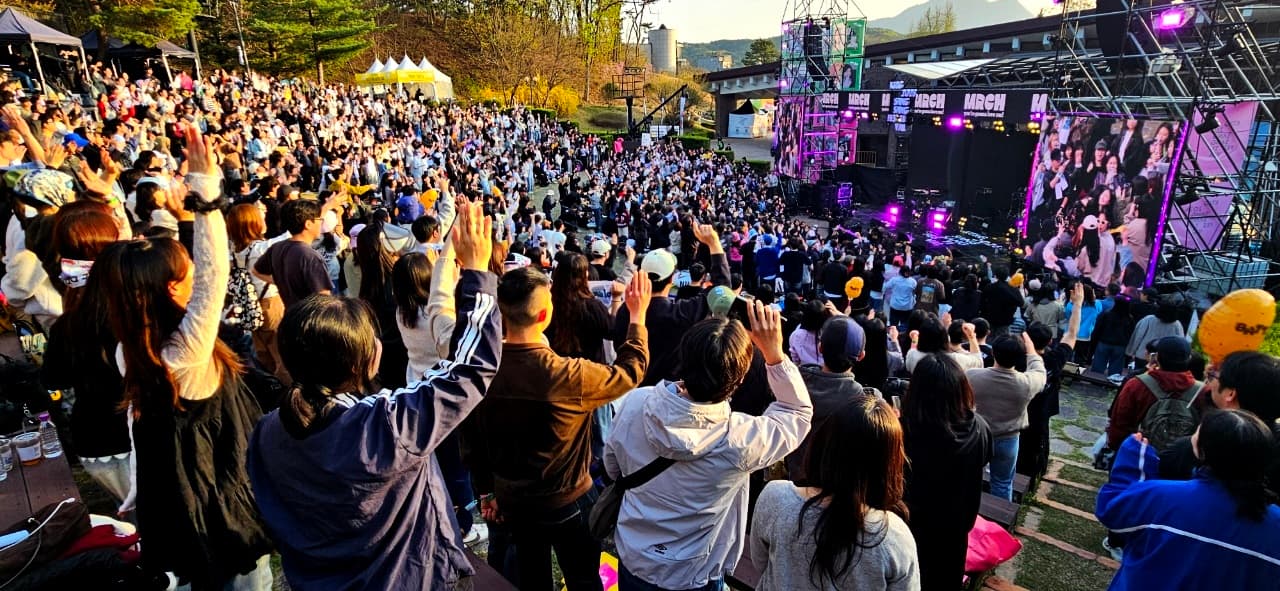 사진은 페스티벌 메인 공연장에서 뮤지션들의 라이브 공연이 진행되고 있는 모습.