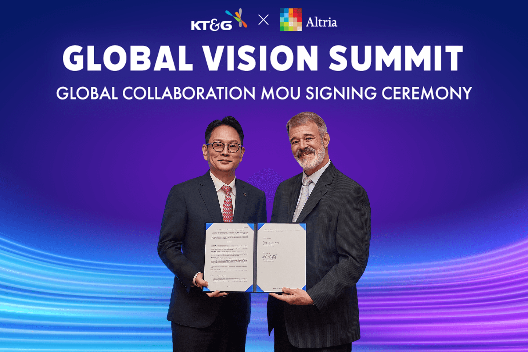 사진은 같은 날 방경만 KT&G 사장이 Altria의 Billy Gifford CEO와 글로벌 니코틴·비니코틴 시장에서의 전략적 협력 기반을 구축하는 포괄적 MOU에 서명하고 기념