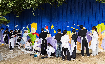 사진은 ‘제66차 아름드리 꿈그림’ 봉사활동에서 봉사자들이 벽화를 그리고 있는 모습. 