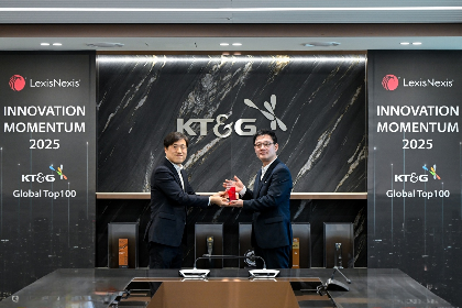 사진은 시상식에 참석한 한정호 KT&G NGP개발센터장(오른쪽)과 안형진 렉시스넥시스 한국영업대표(왼쪽)가 기념사진을 촬영하는 모습.